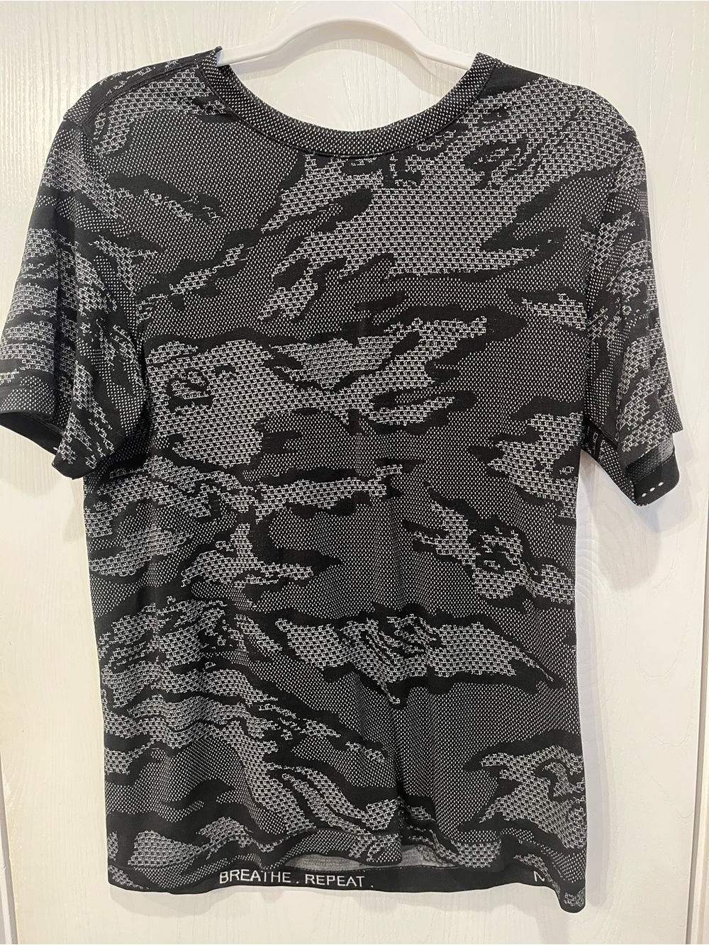 Lululemon Metal Vent Breathe Short Sleeve Back Gray Camo Men's Shirt New York M